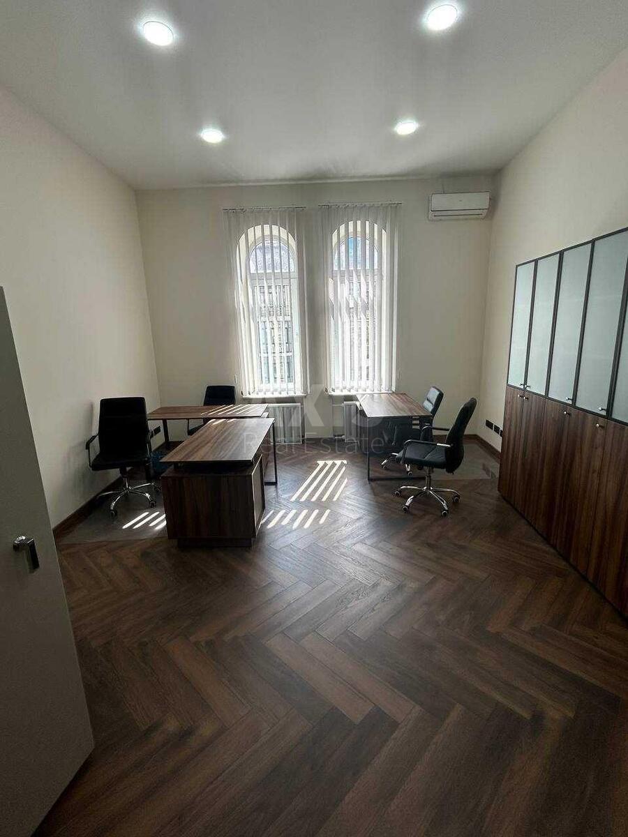 Office vul. Zhyljans'ka 59, 812m2