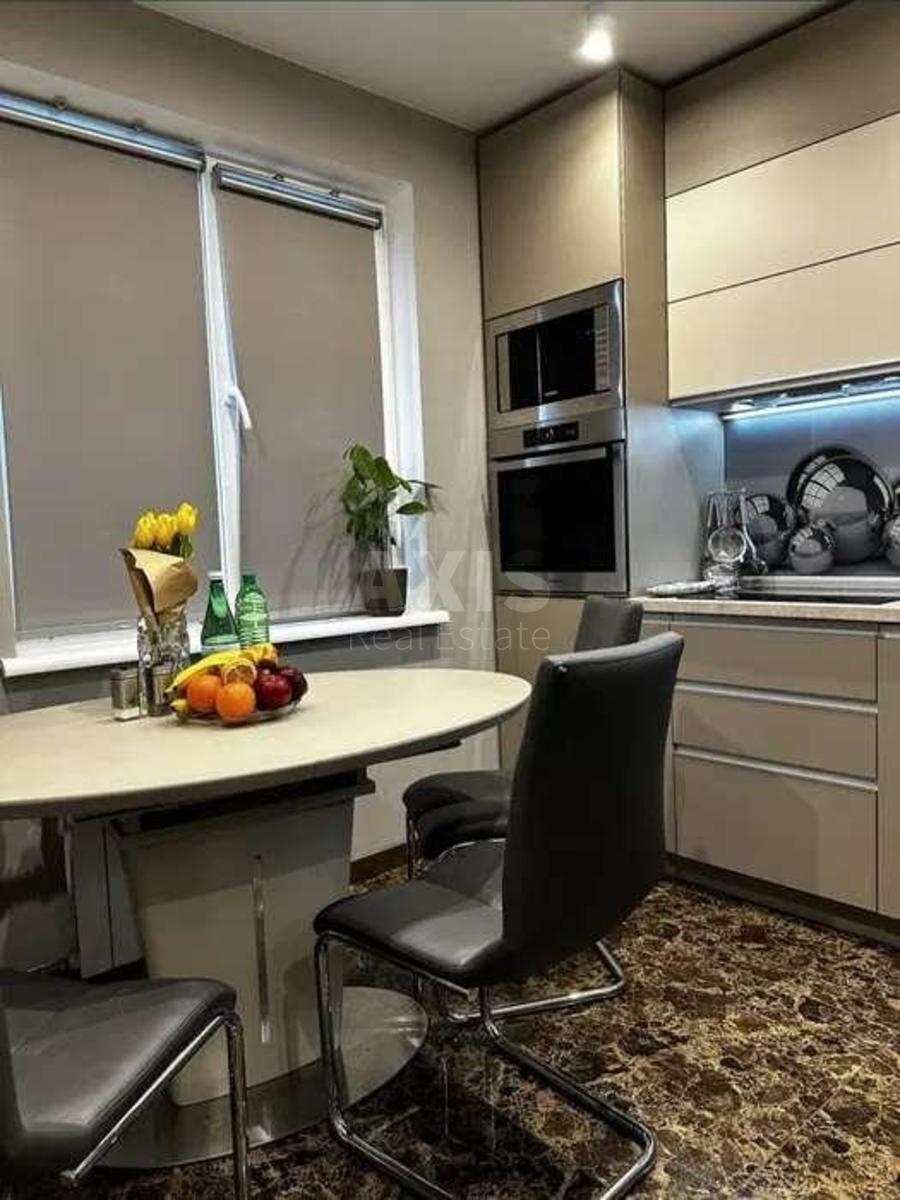 3k apartment vul. Ahmatovoi' Anny 430
