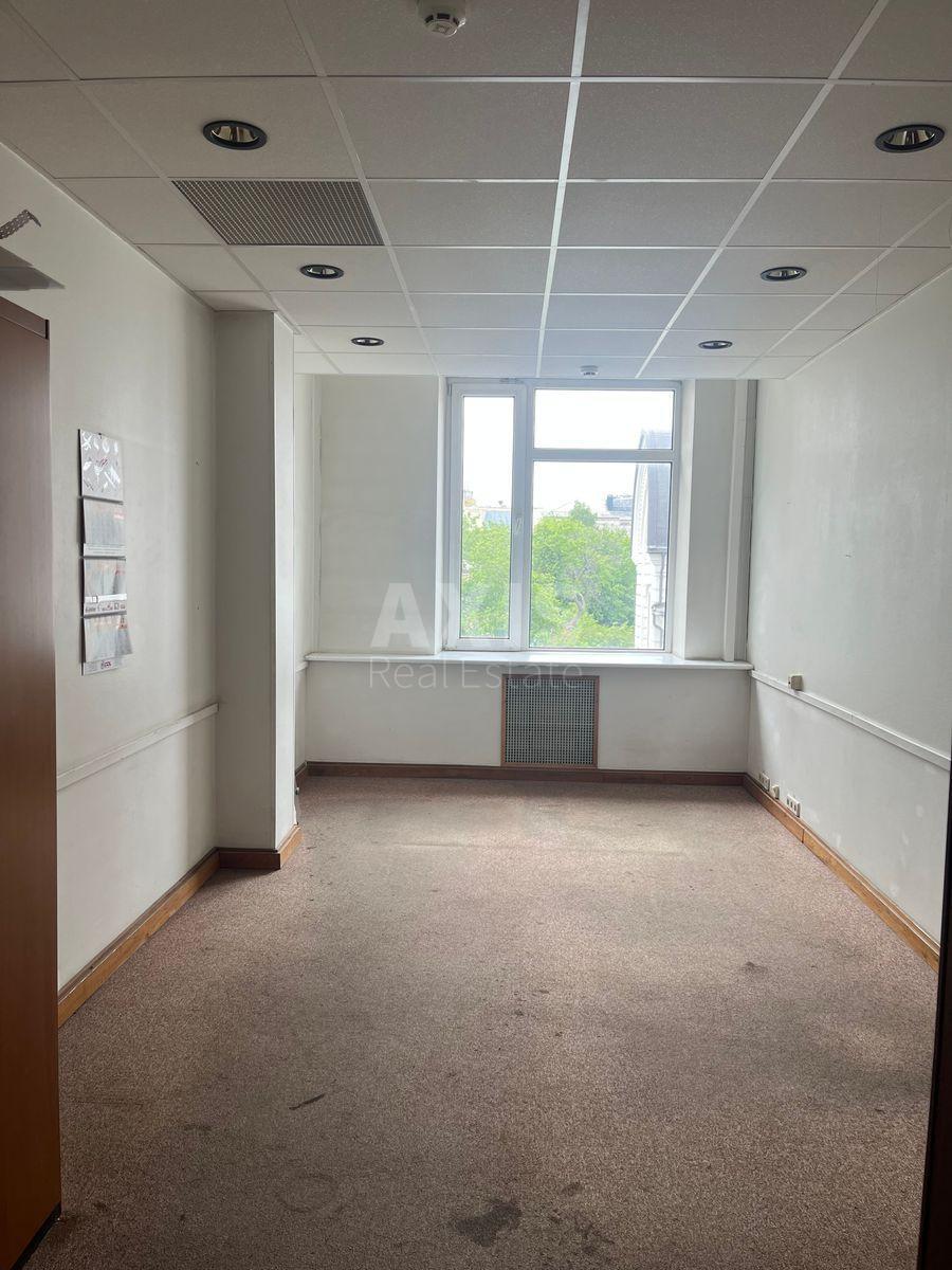 Office vul. Pochajnyns'ka 38, 1638m23