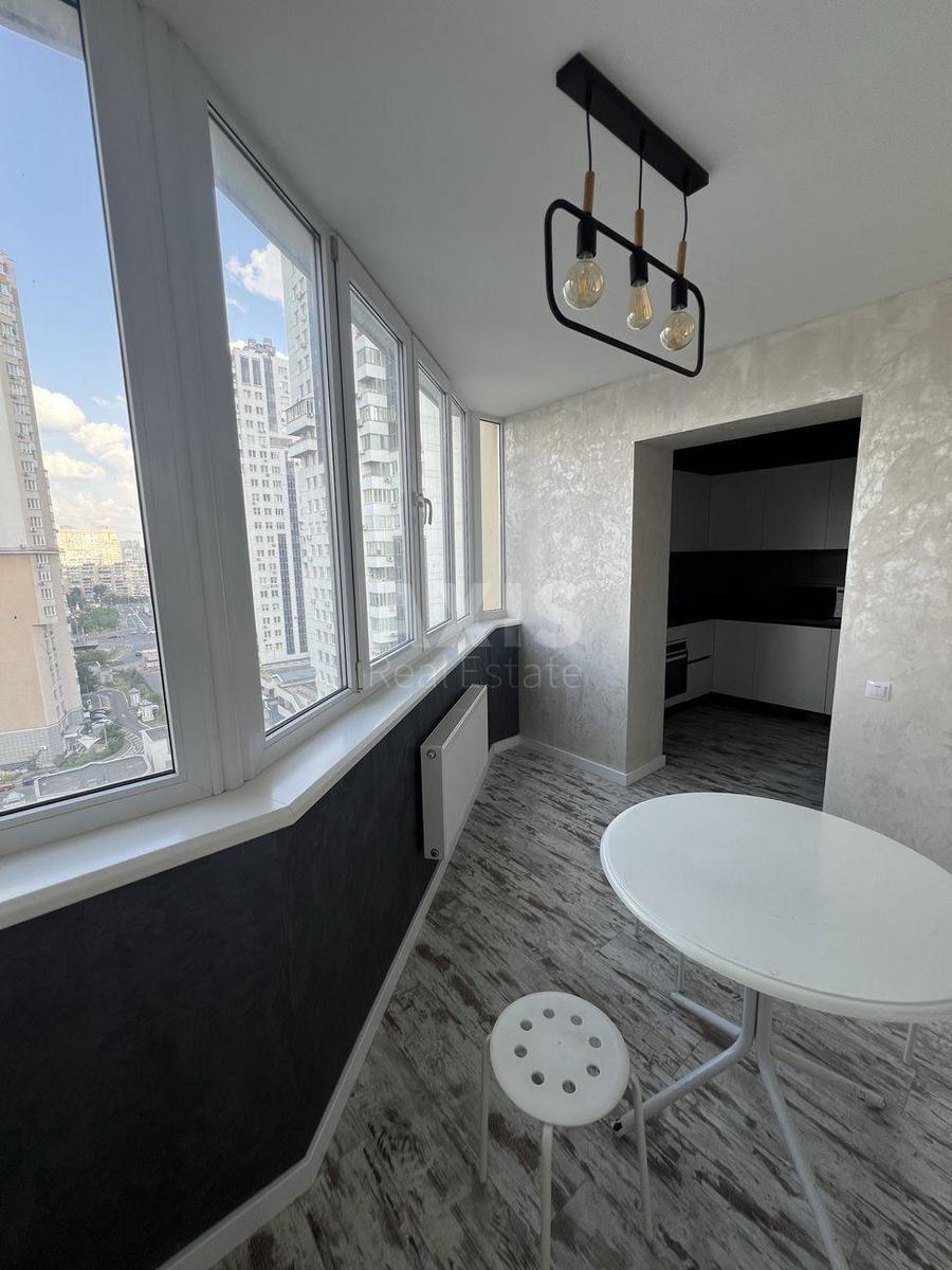 3k apartment vul. Sribnokil's'ka 40
