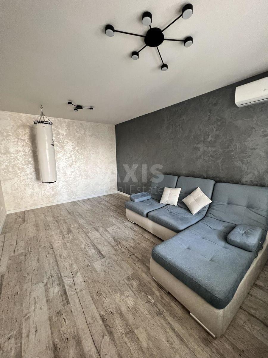 3k apartment vul. Sribnokil's'ka 43
