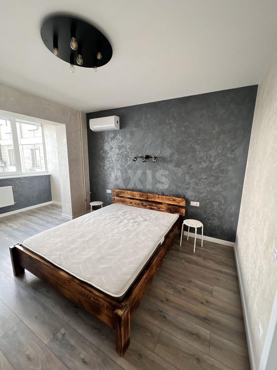 3k apartment vul. Sribnokil's'ka 44
