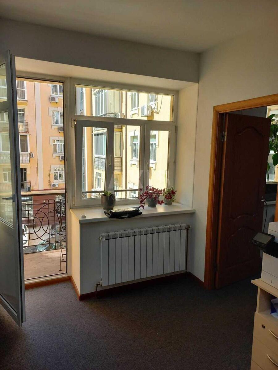 Office prov. Jaroslavs'kyj 7/9, 155m25