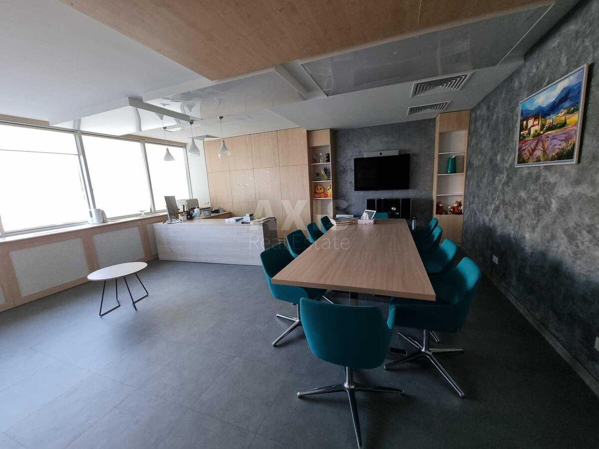 Office vul. Degtjarivs'ka 53, 800m24