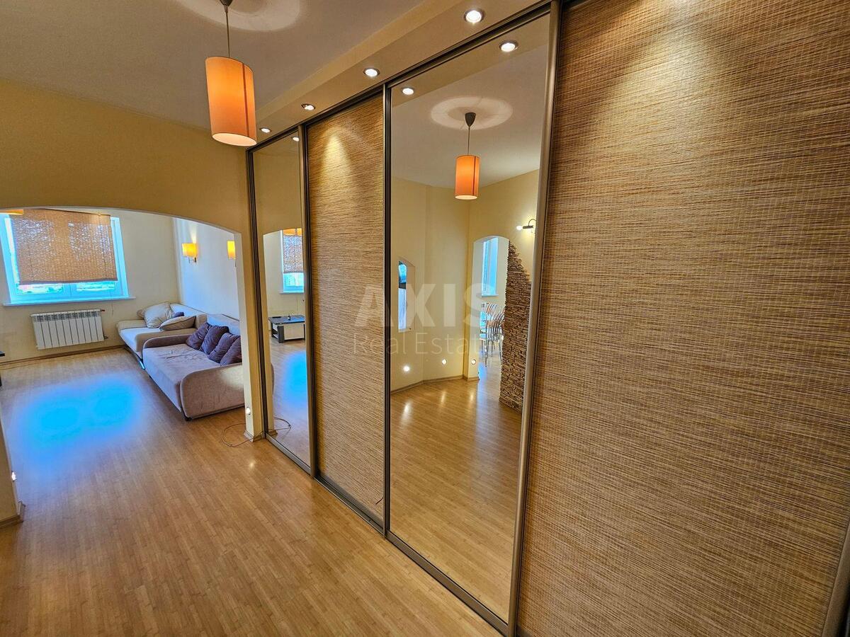 1k apartment vul. Ahmatovoi' Anny 13Д2