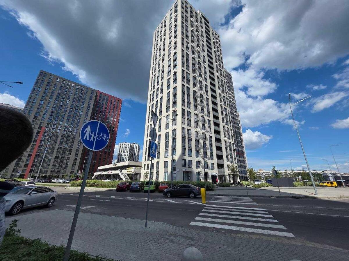 Service object vul. Rodyny Kristeriv 14В, 131m2