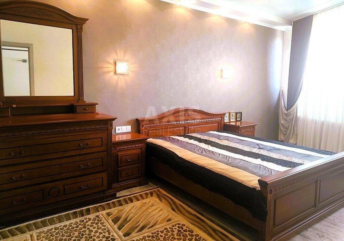 1k apartment vul. Ahmatovoi' Anny 343