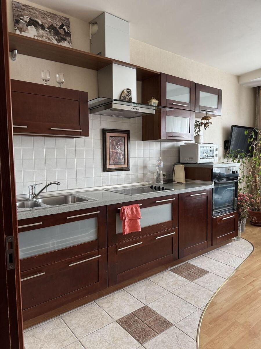 2k apartment vul. Vyshnjakivs'ka 8