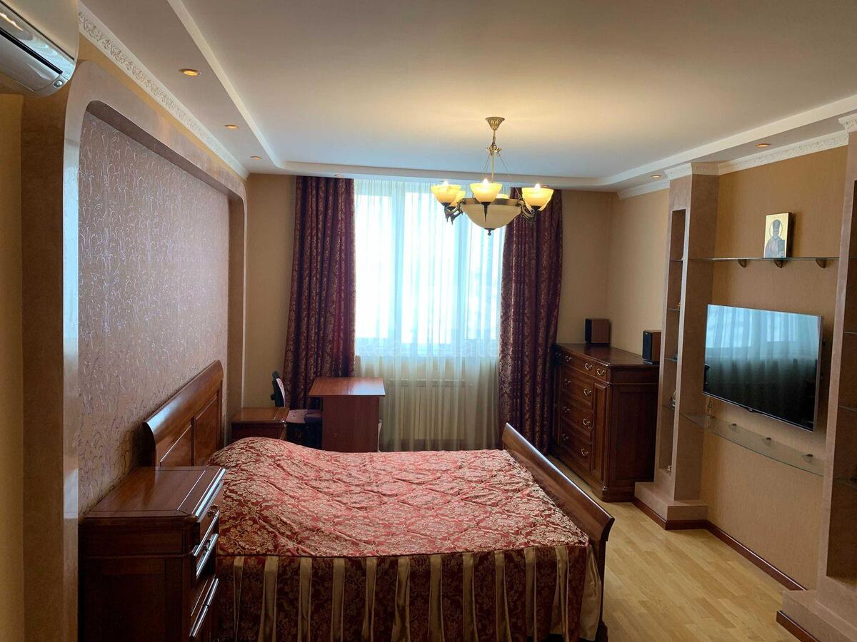 4k apartment vul. Sribnokil's'ka 1618204