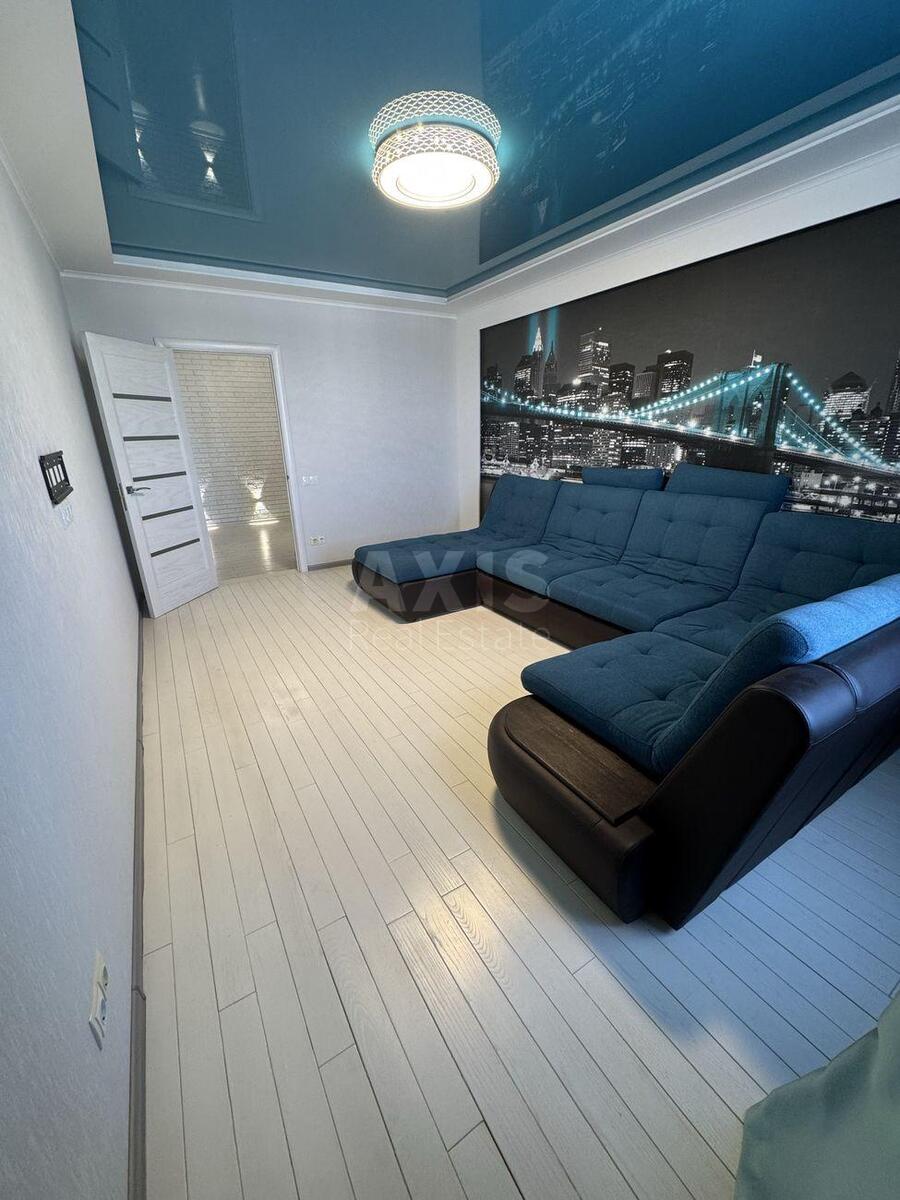 3k apartment vul. Urlivs'ka 38/233