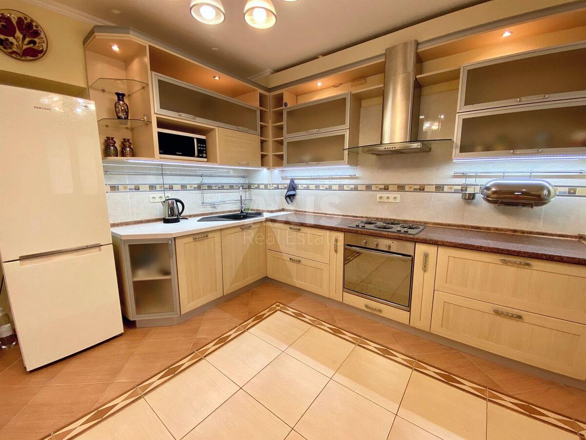 3k apartment vul. Vvedens'ka 29/58