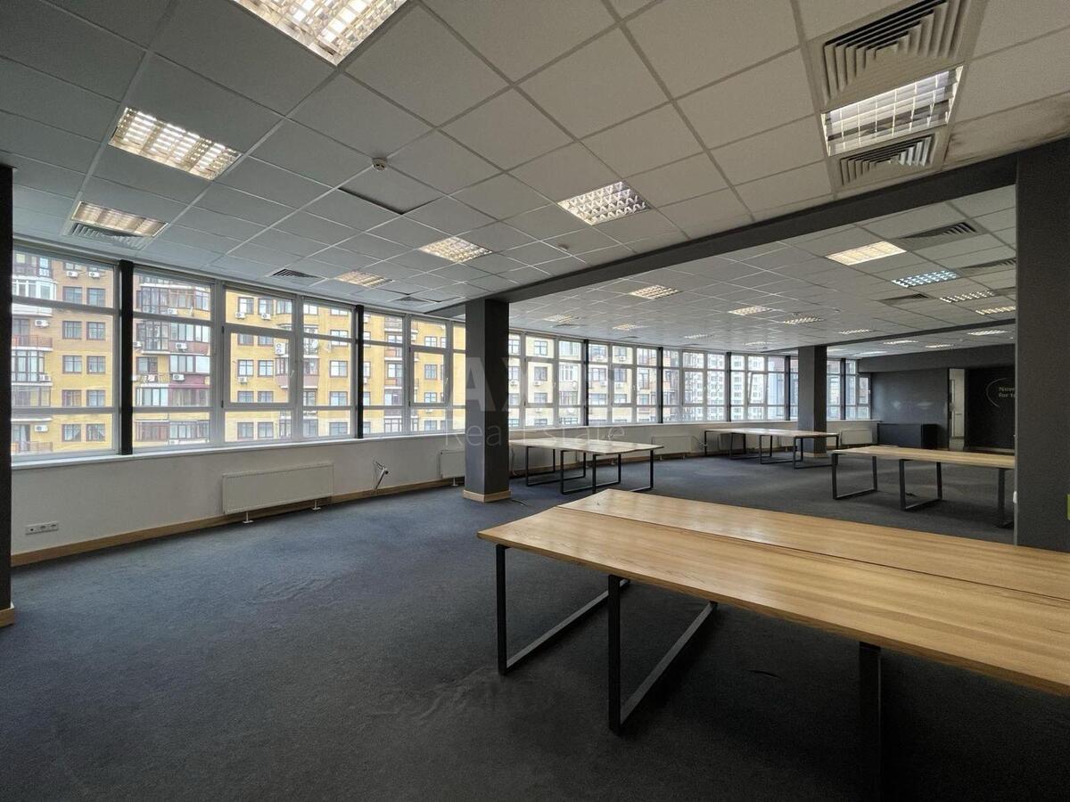 Office vul. Jevgena Konoval'cja 36Д, 300m2586080