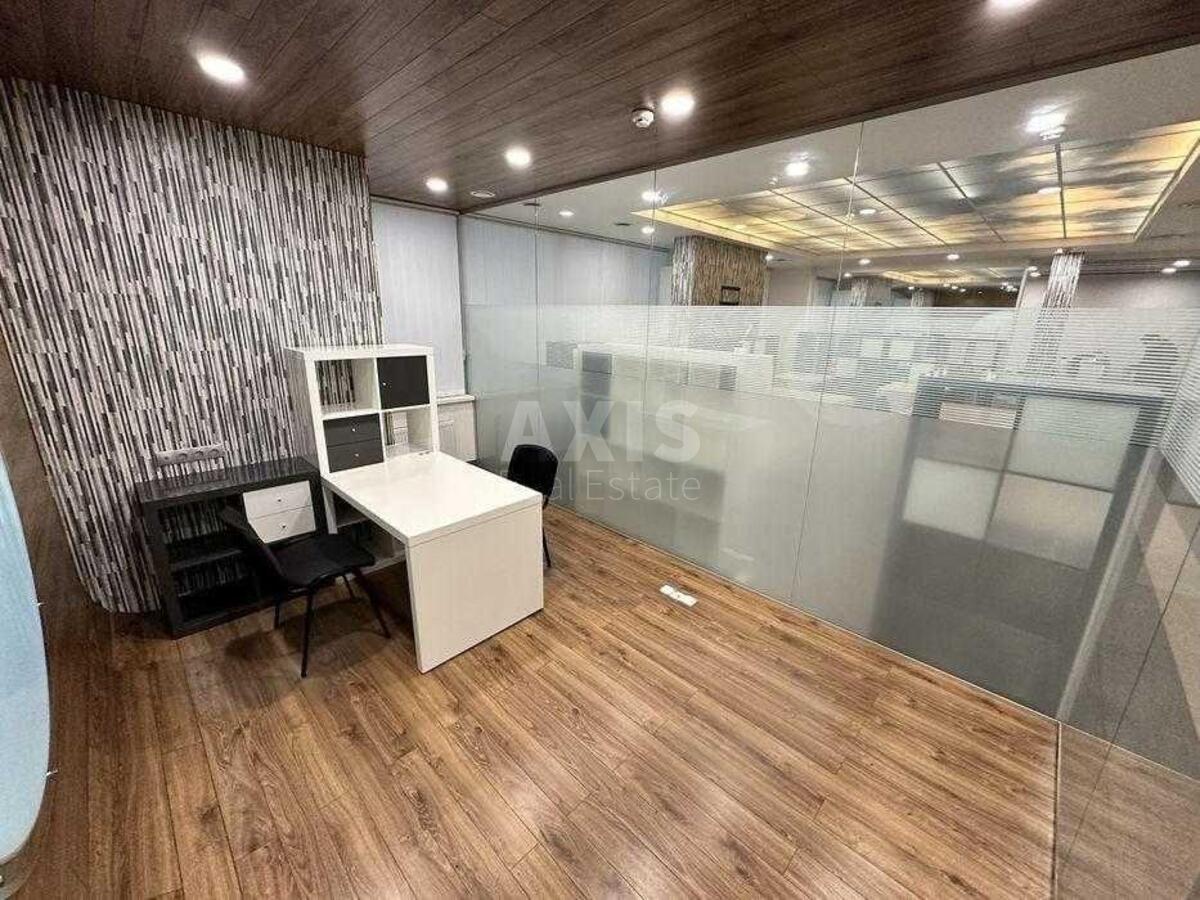 Office vul. Jevgena Konoval'cja 32Б, 100m24
