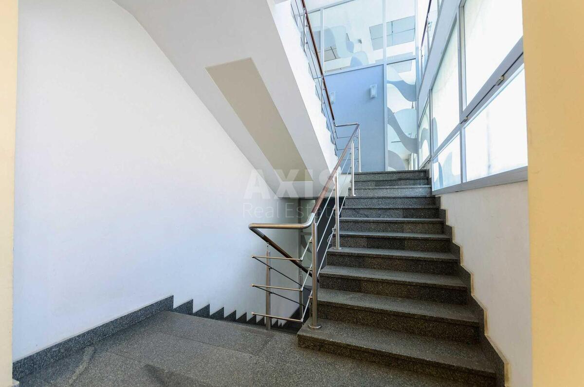 Office bul. Druzhby Narodiv 38, 56m20