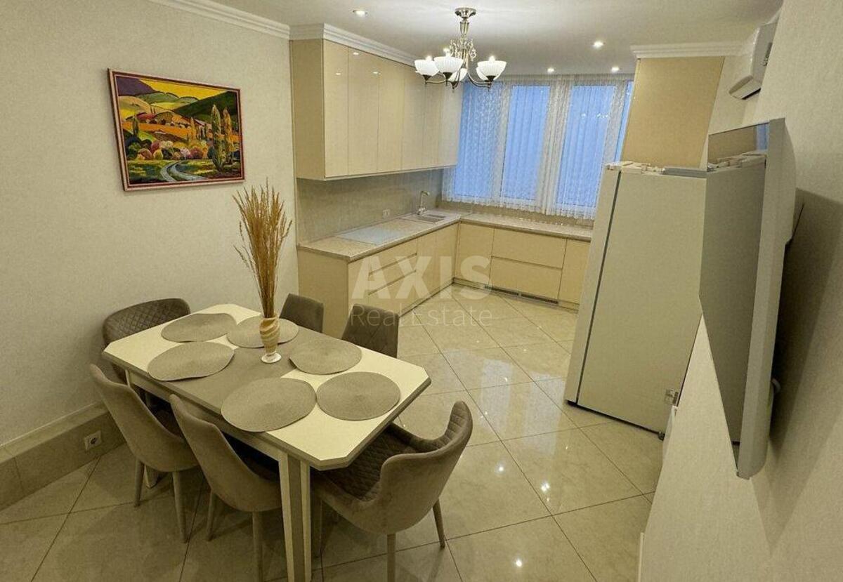 3k apartment vul. Mykil's'ko-Slobids'ka 8