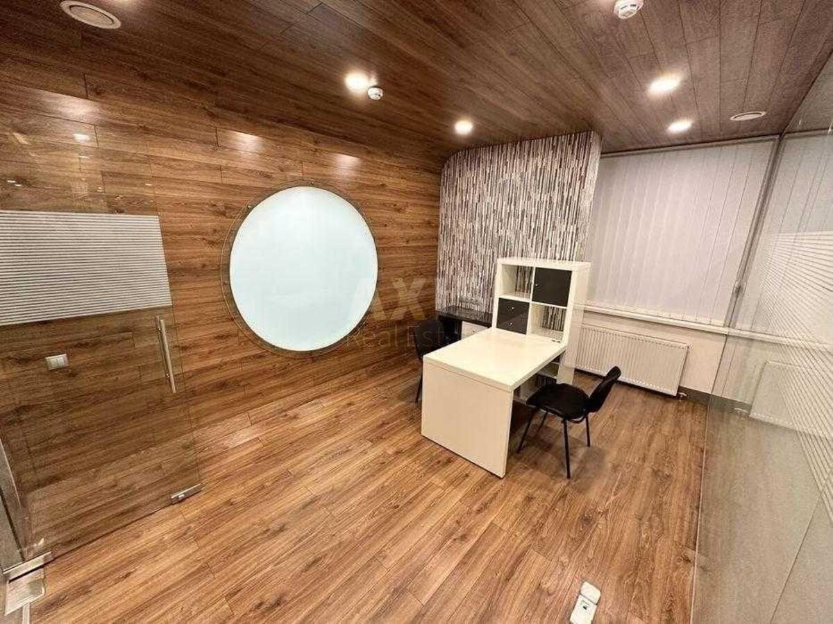 Office vul. Jevgena Konoval'cja 32Б, 100m23