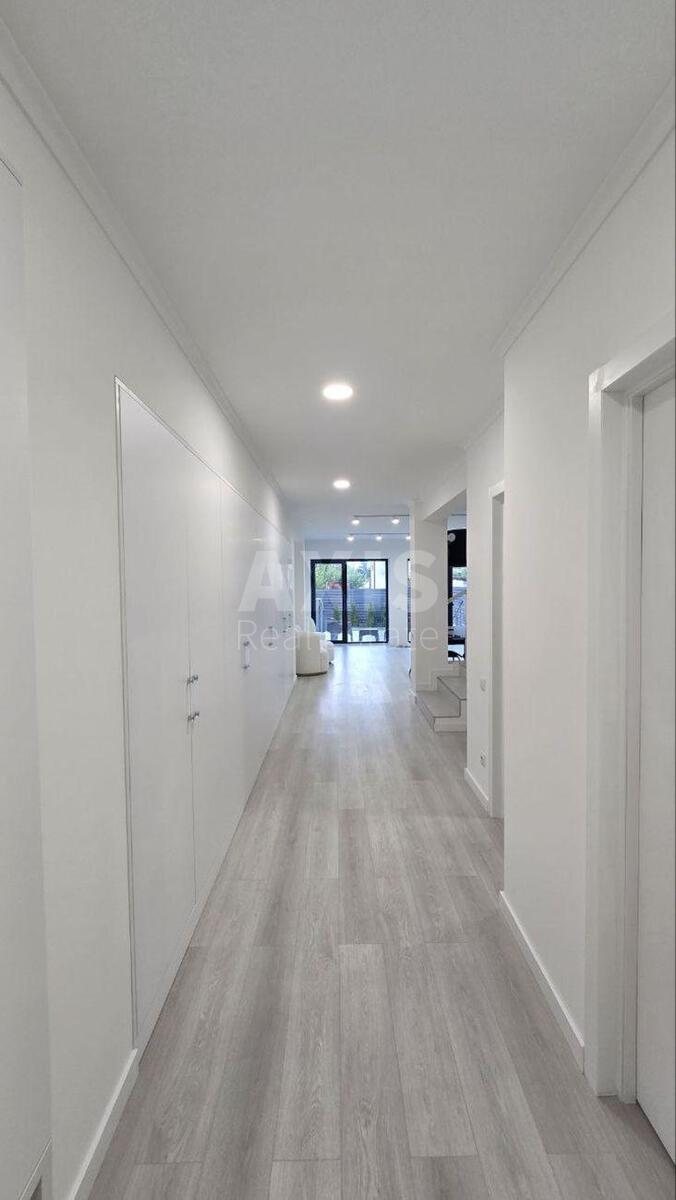 House vul. Berezova, 300m2, Kyiv city6135716