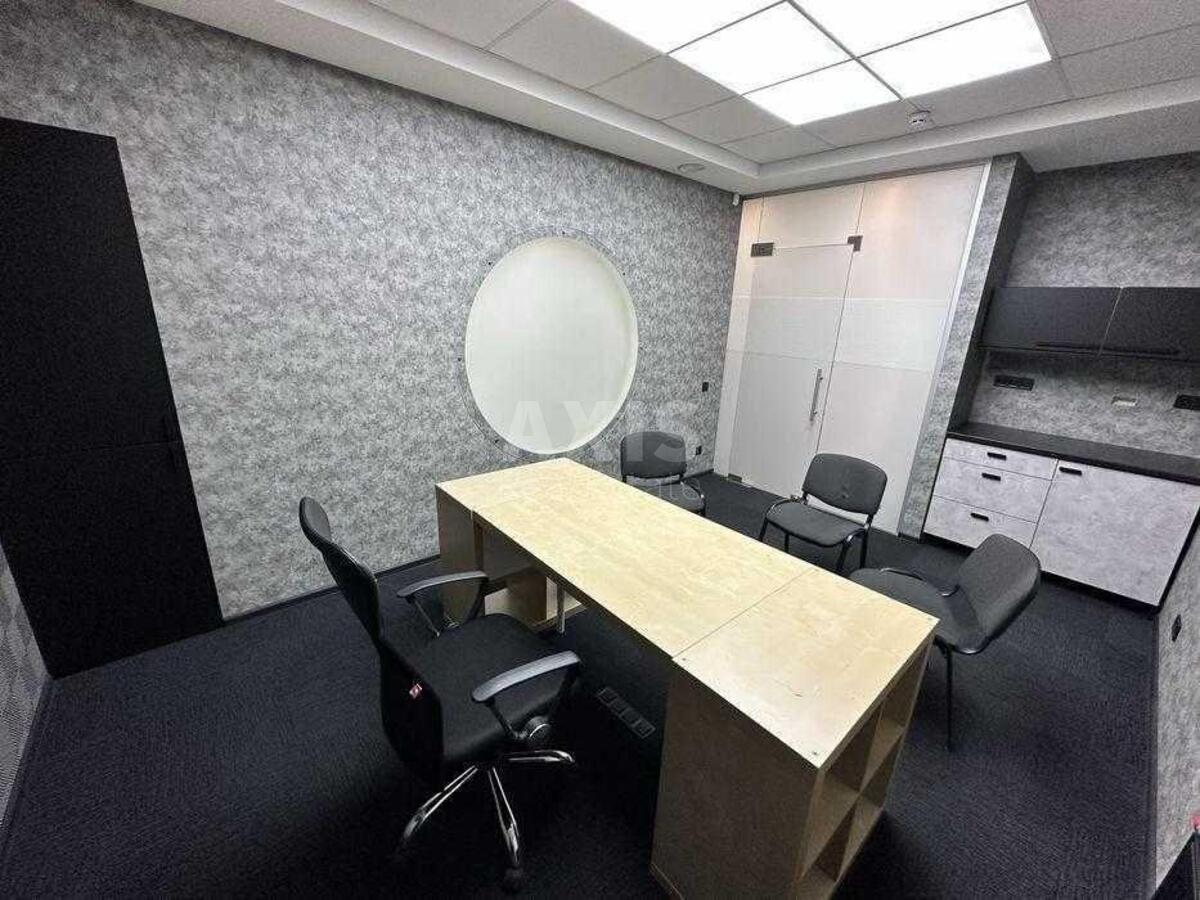 Office vul. Jevgena Konoval'cja 32Б, 100m25