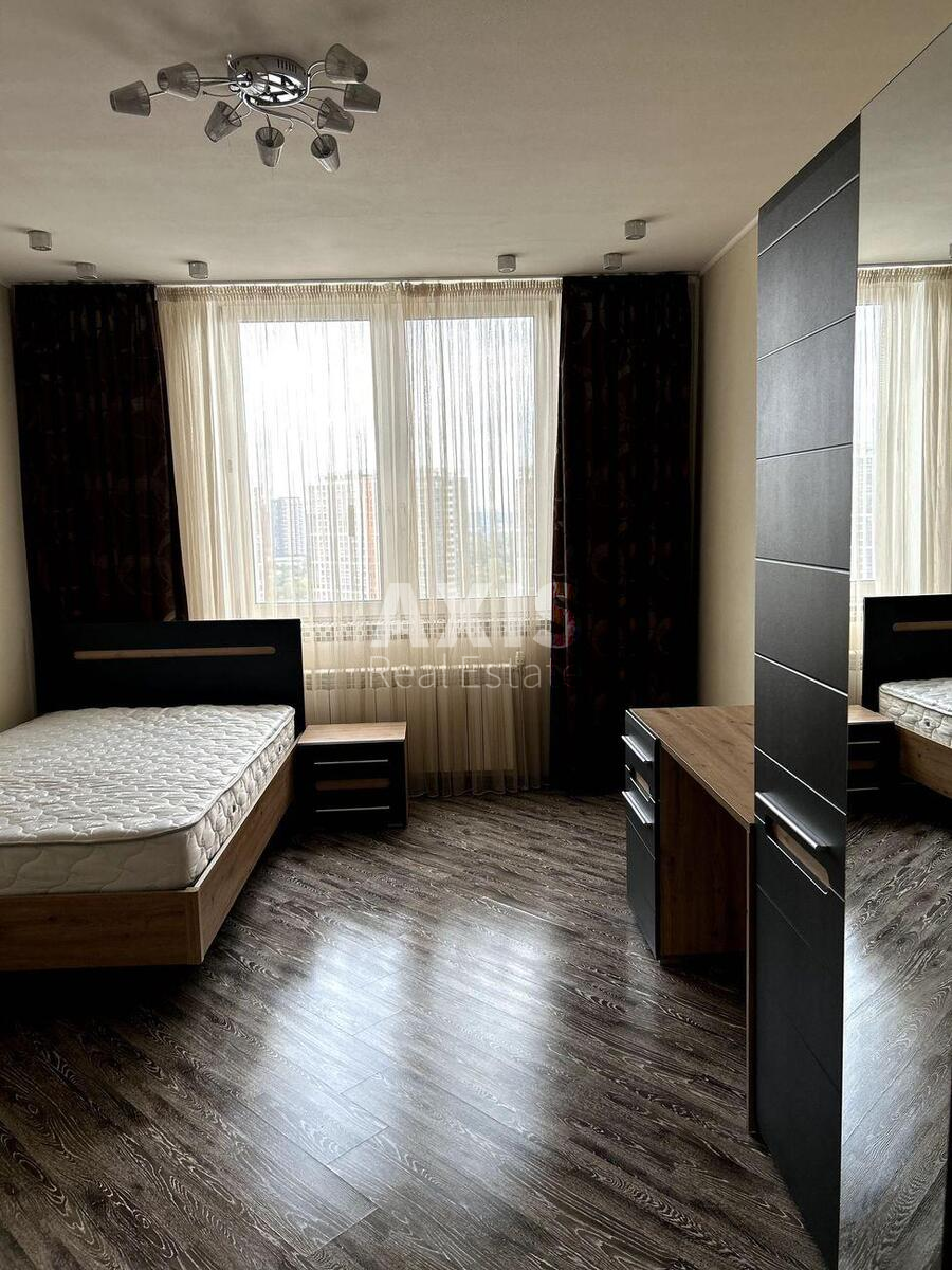 4k apartment vul. Sribnokil's'ka 22614137