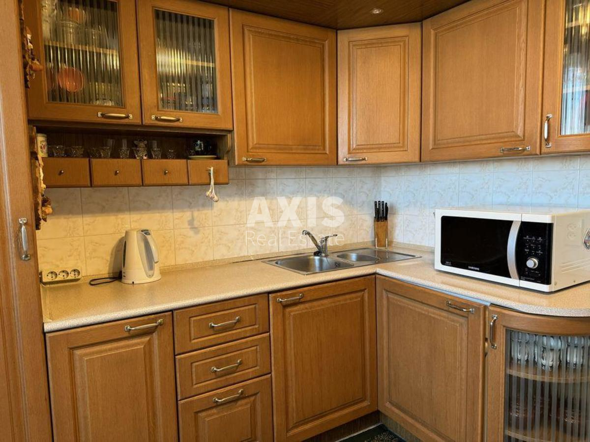3k apartment pl. Svjatoshyns'ka 1