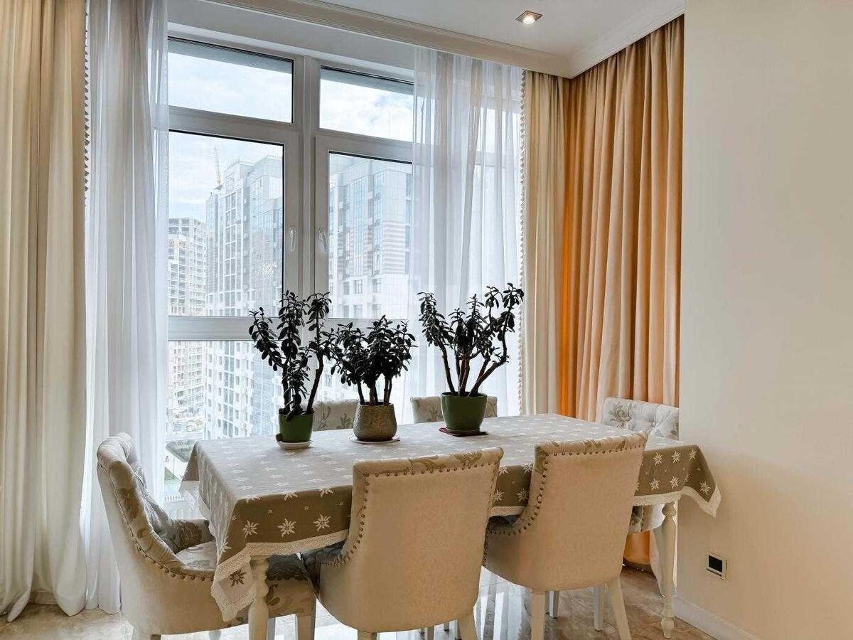 4k apartment vul. Dragomyrova Myhajla 184