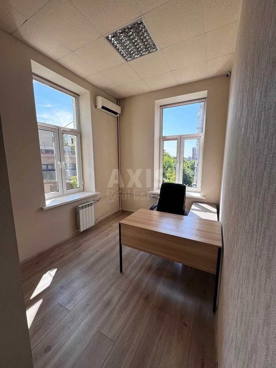 Office vul. Turgenjevs'ka 82, 280m26