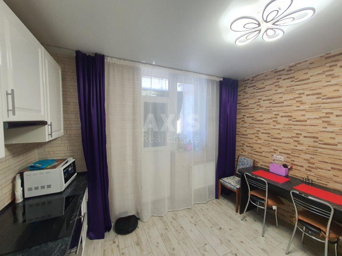 2k apartment vul. Myhajla Maksymovycha 3Г4