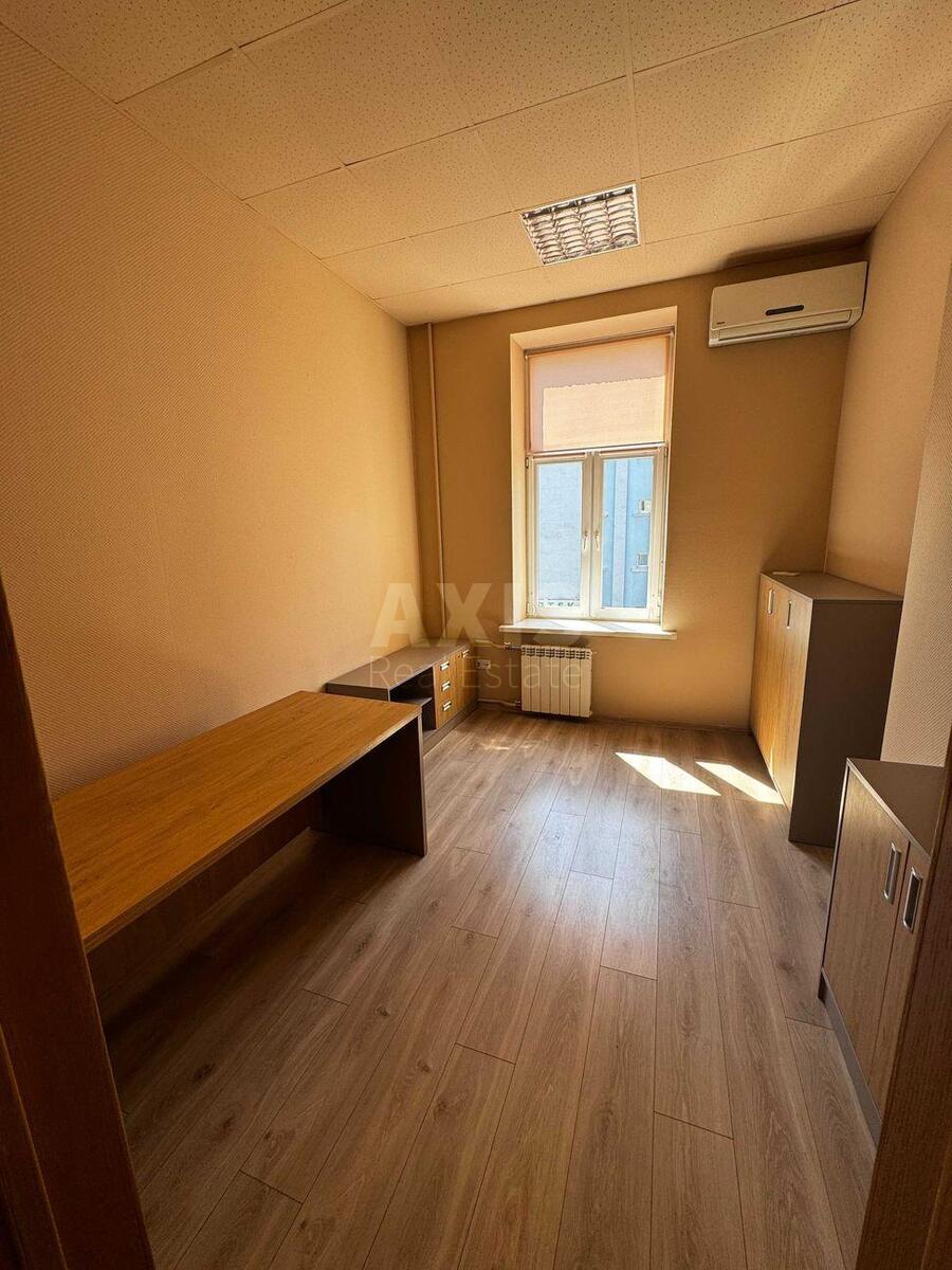 Office vul. Turgenjevs'ka 82, 280m27