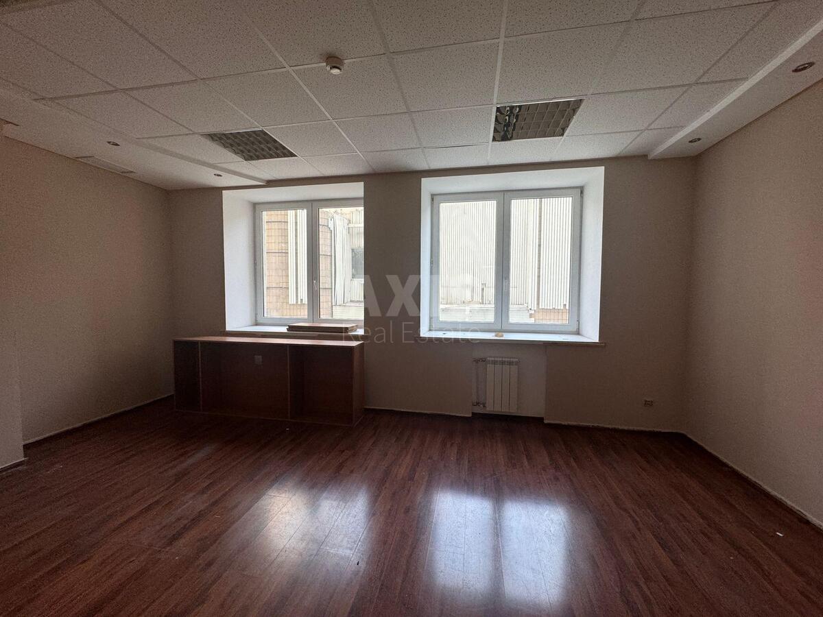 Office vul. Sichovyh Stril'civ 37/41, 890m24