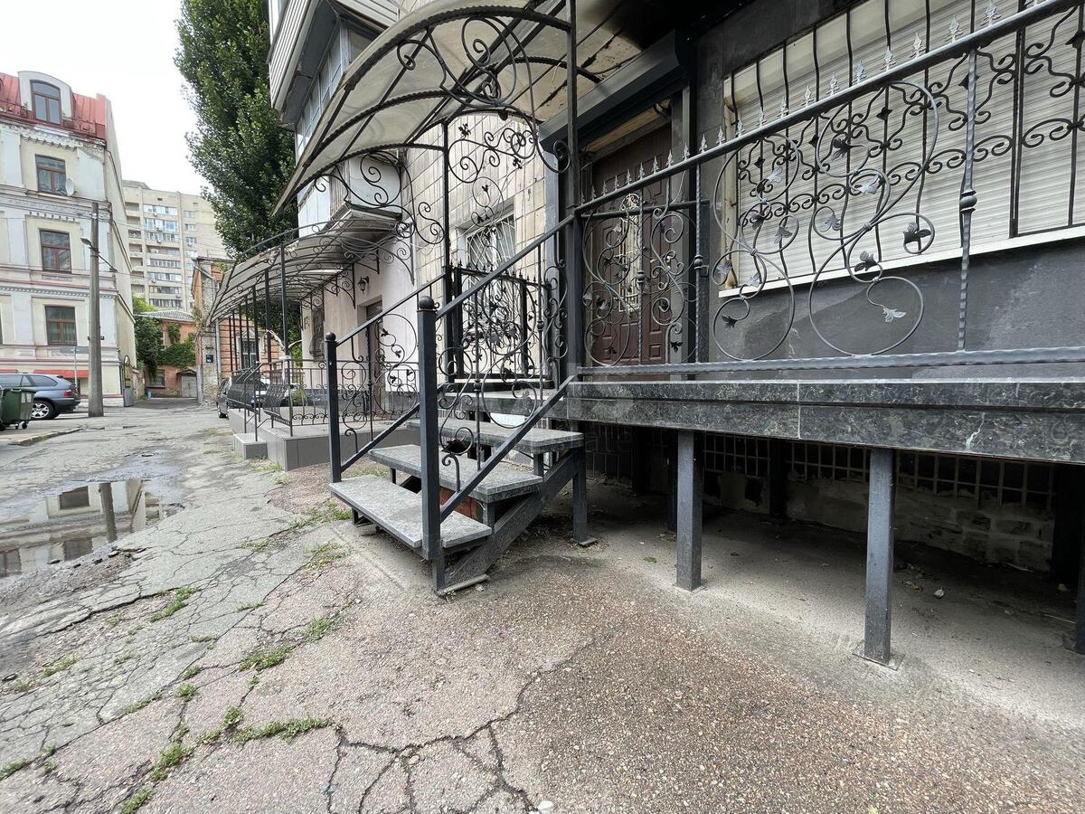 Office vul. Jevgena Konoval'cja 36Д, 450m2