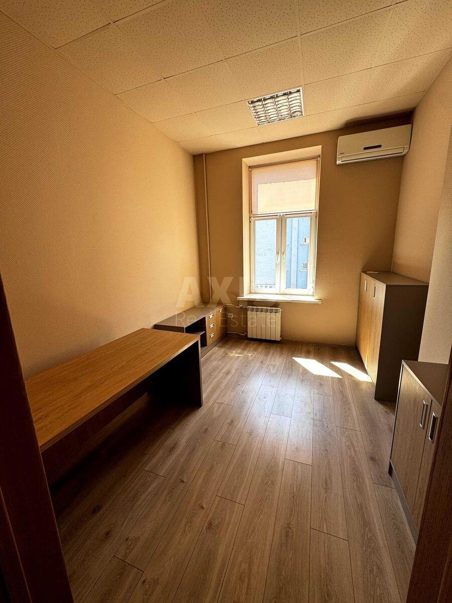 Office vul. Turgenjevs'ka 82, 280m28