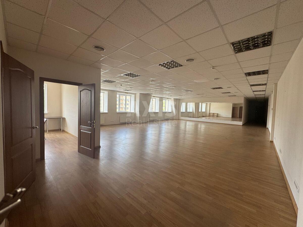 Office vul. Jaroslavs'ka 56А, 202m2577971