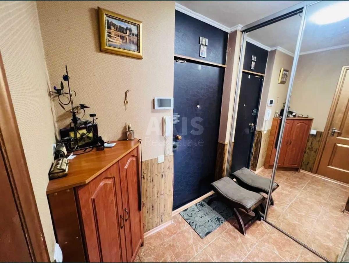 1k apartment nab. Rusanivs'ka 63