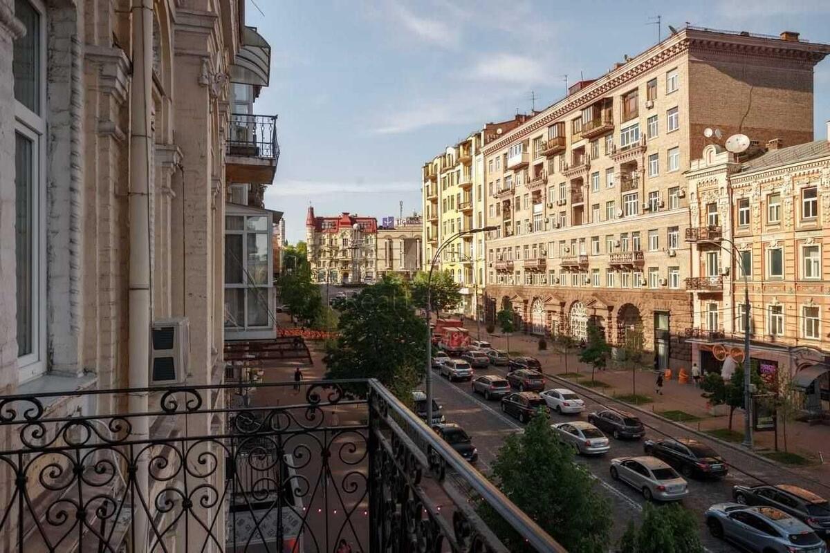Office vul. Zhyljans'ka 30А, 340m2