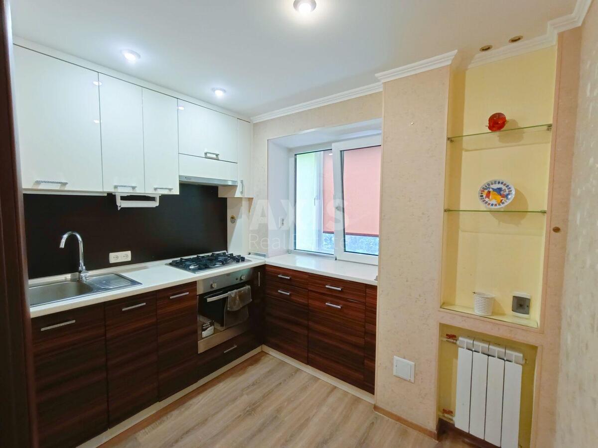 1k apartment vul. Lavrs'ka 8