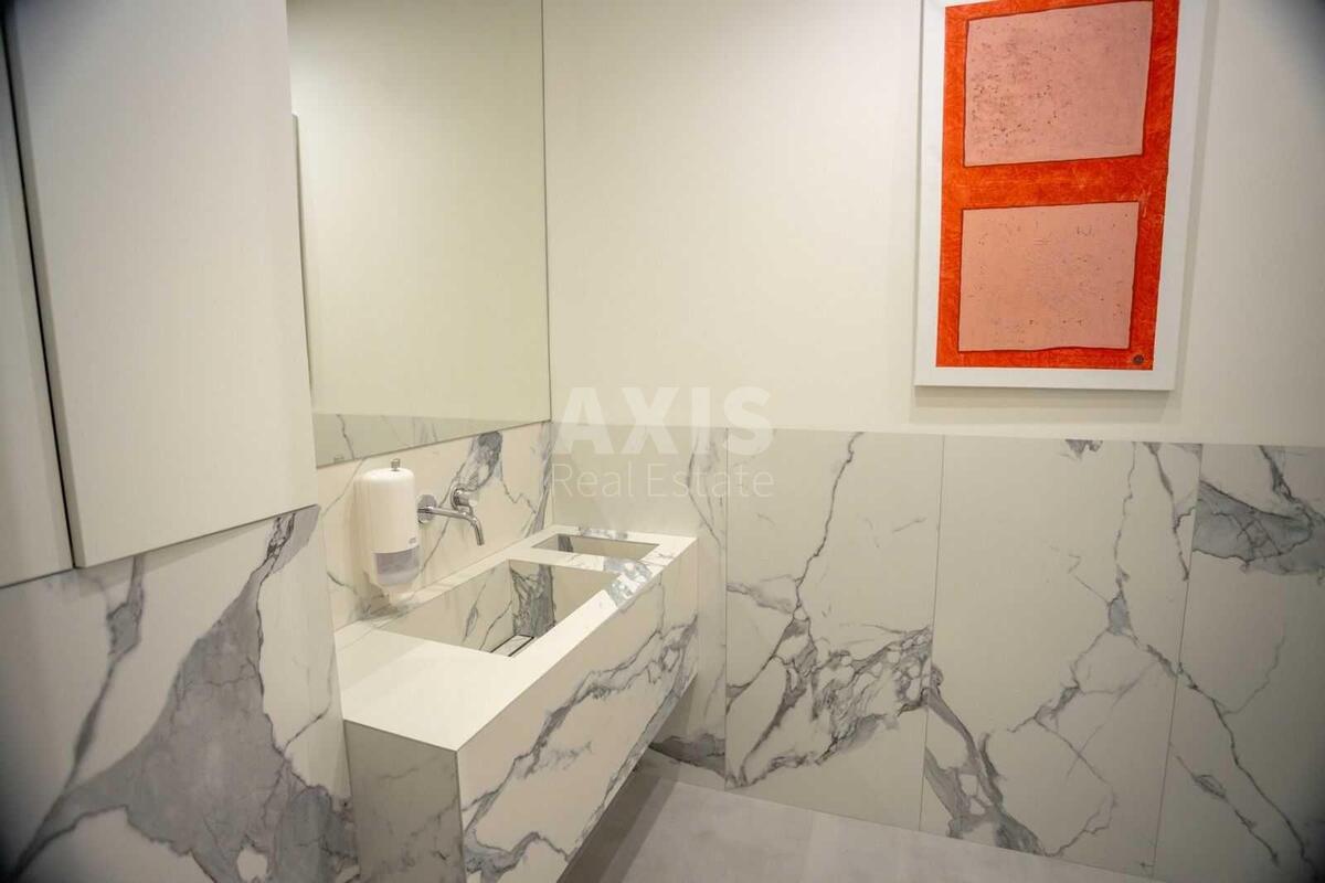 Office vul. Bul'varno-Kudrjavs'ka 51, 135m210