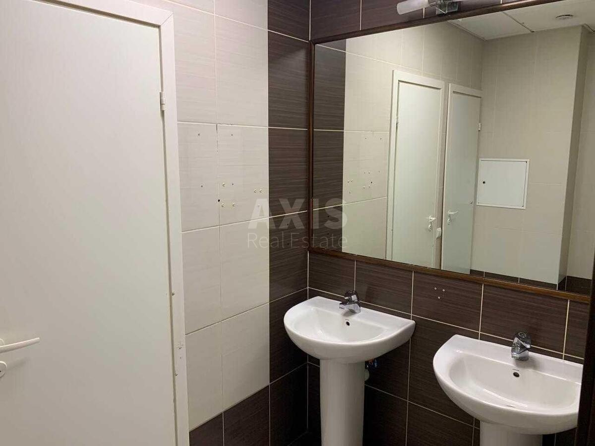 Office vul. Zhyljans'ka 110, 530m29