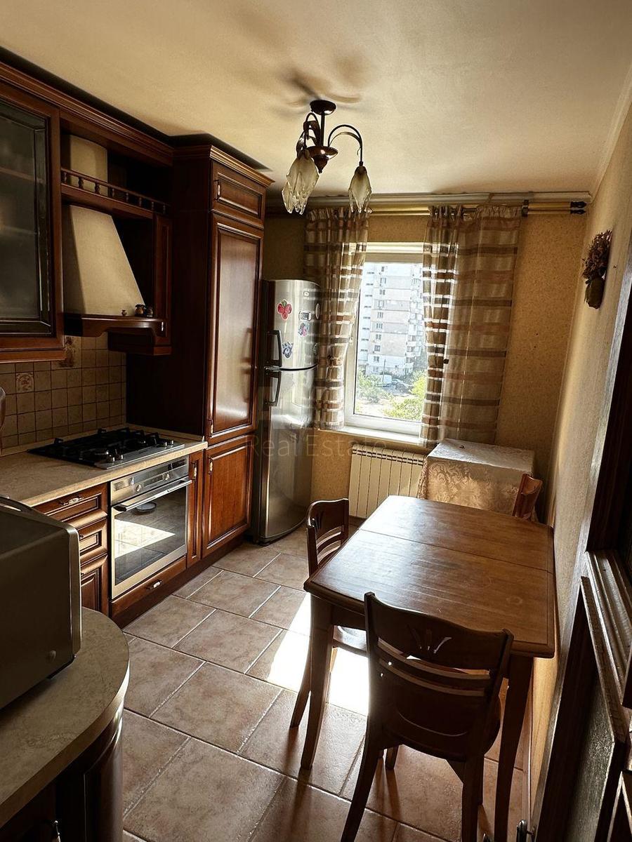 2k apartment vul. Ahmatovoi' Anny 11
