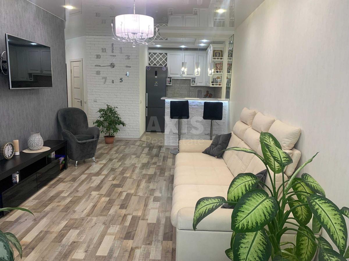 1k apartment nab. Dniprovs'ka 18