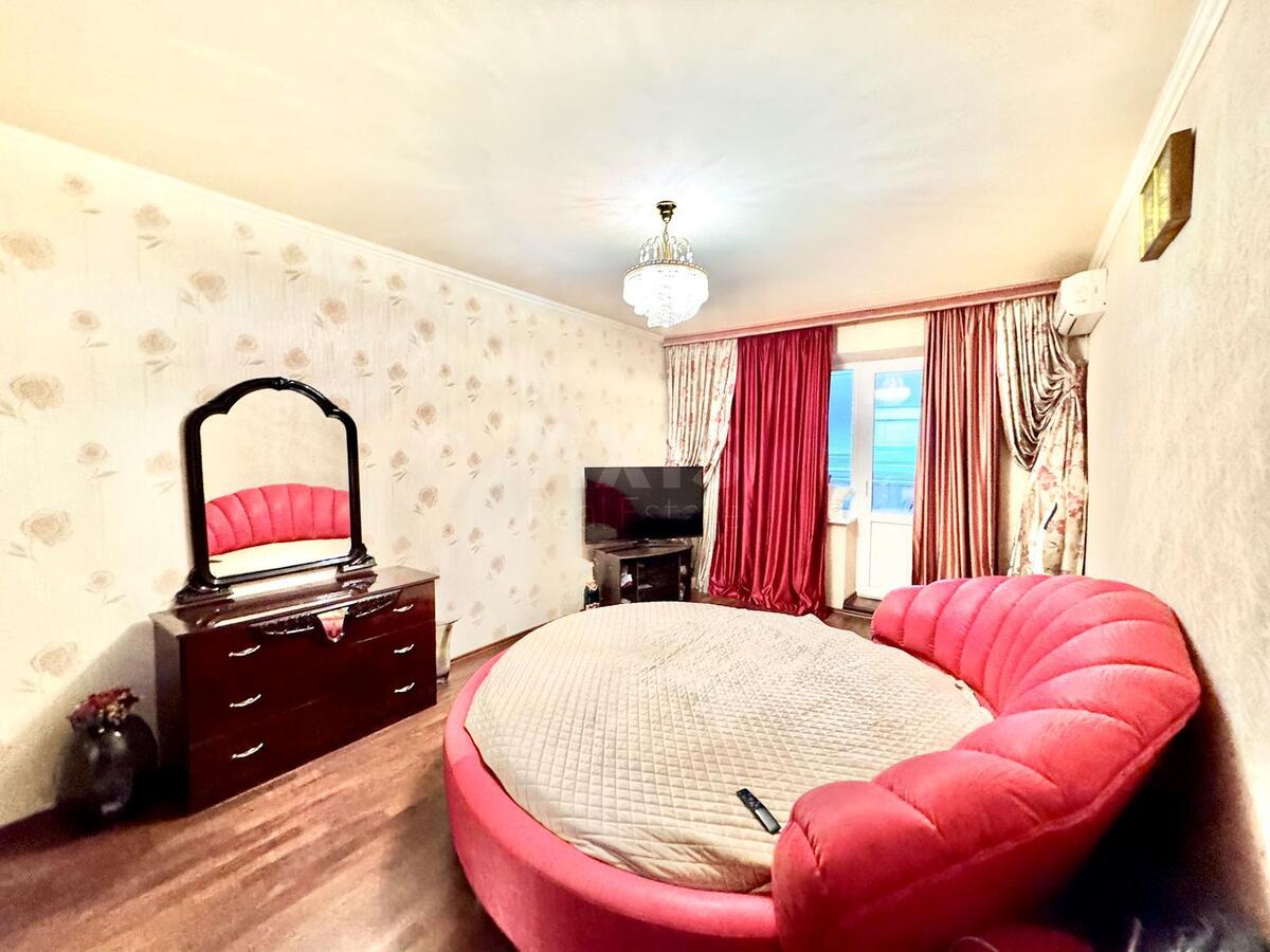 3к квартира ул. Ахматовой Анны 15615036