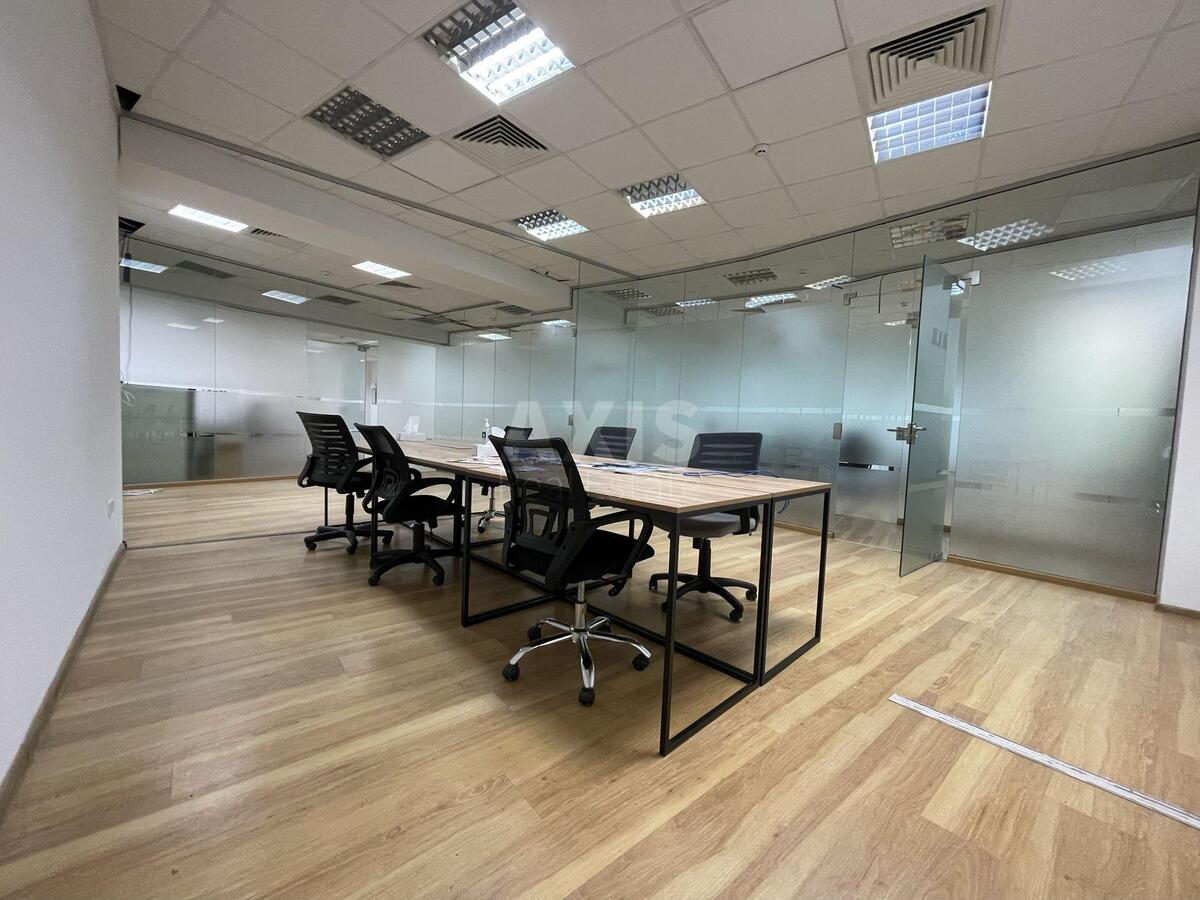 Office vul. Jevgena Konoval'cja 36Д, 830m261143