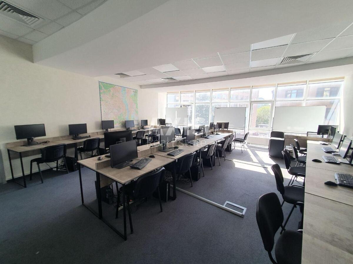 Office vul. Jevgena Konoval'cja 36Д, 133m2484553