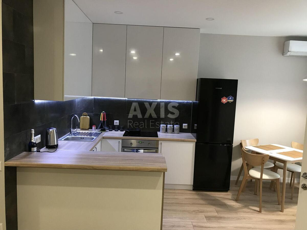 2k apartment vul. Ahmatovoi' Anny 46