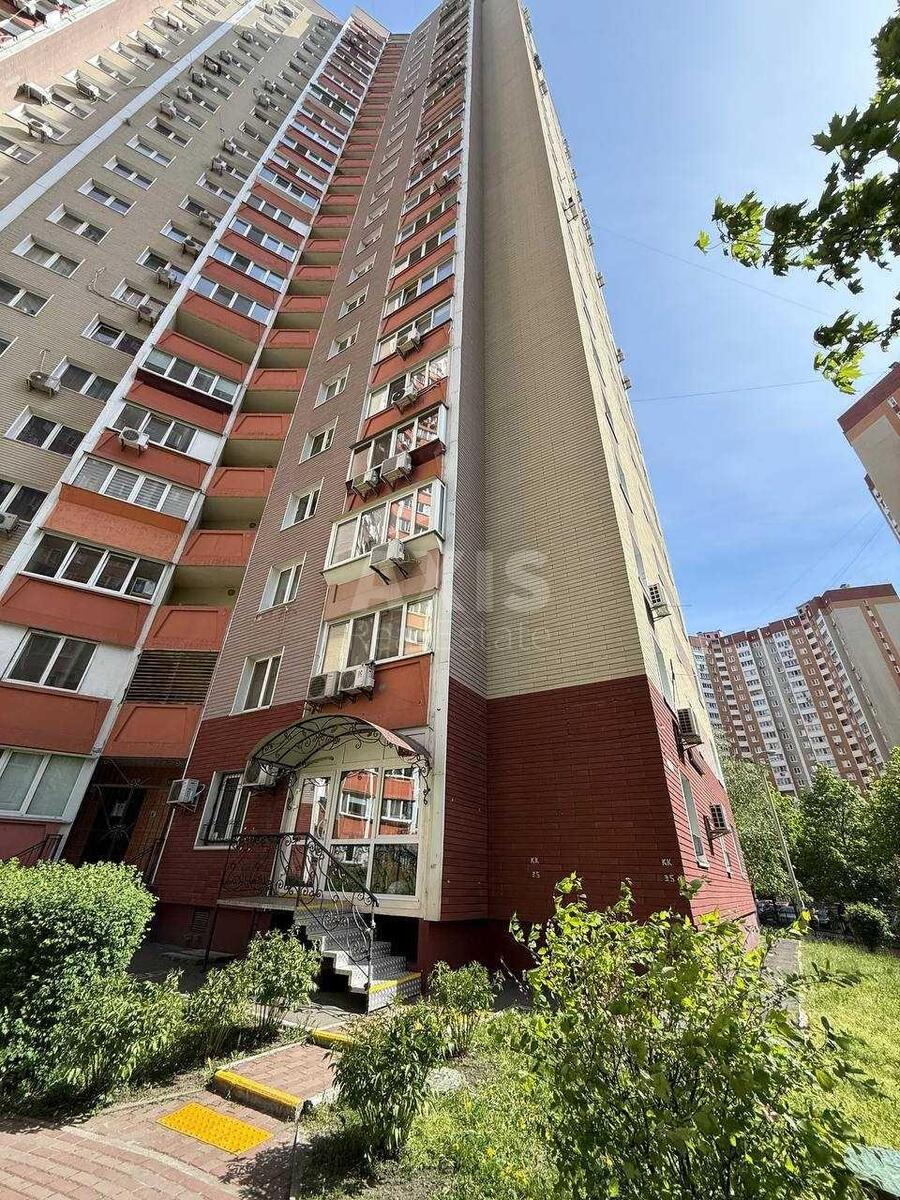 Об'єкт сервісу вул. Драгоманова 17, 65000м2