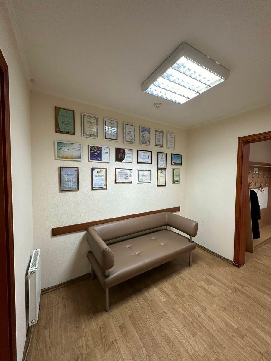 Office bul. Darnyc'kyj 8, 258m210