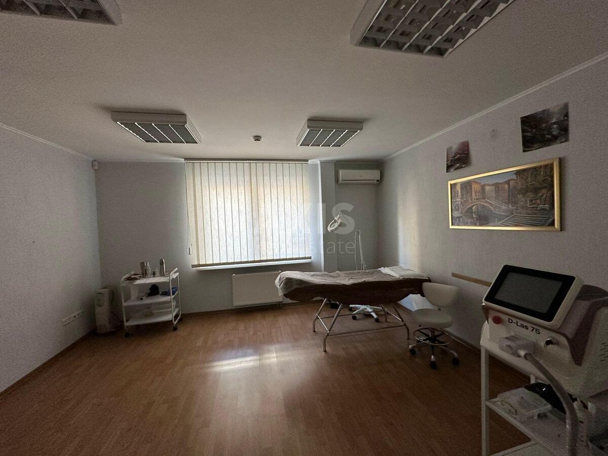 Офис бул. Дарницкий 8, 258м211