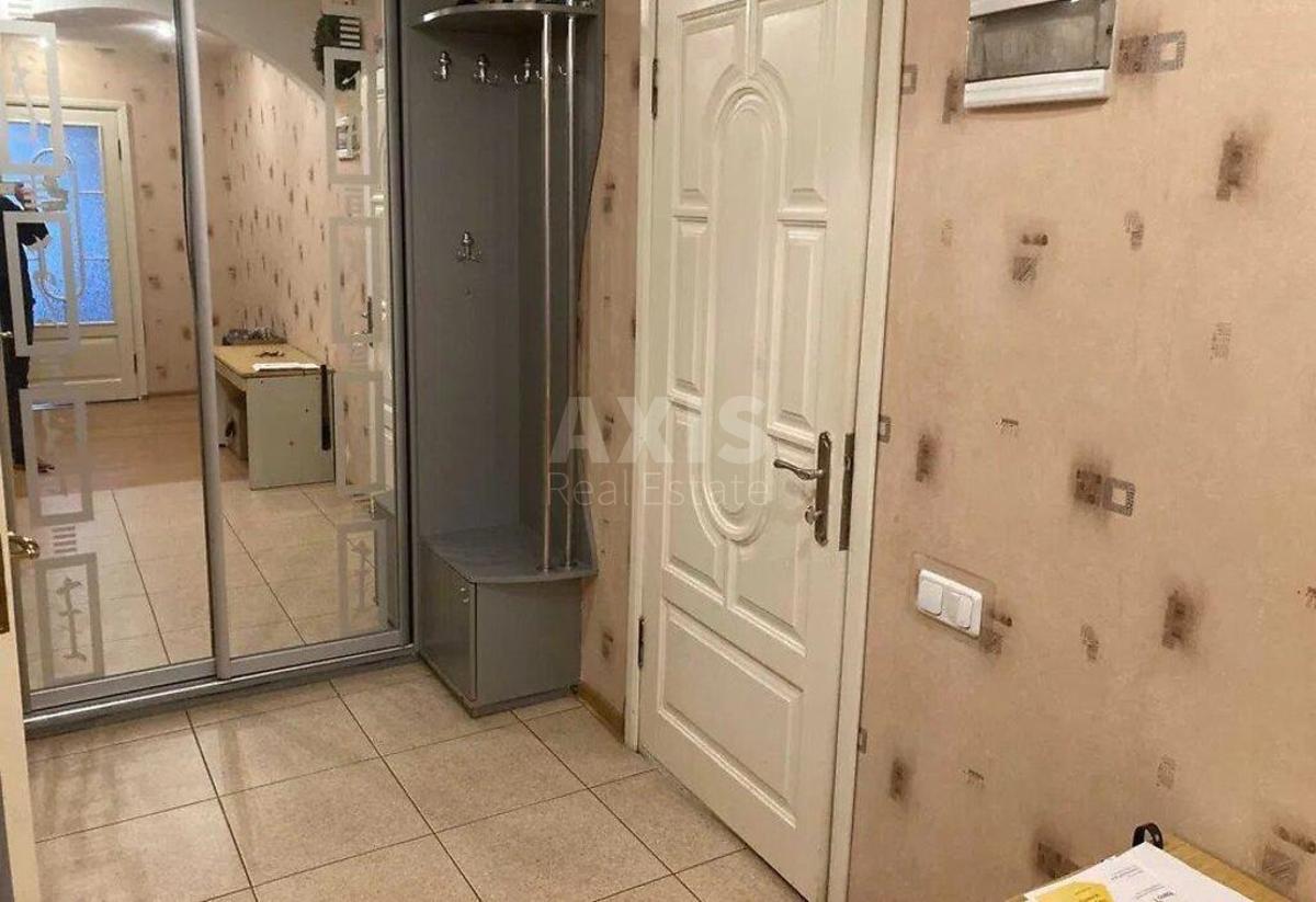 3k apartment pl. Svjatoshyns'ka 10