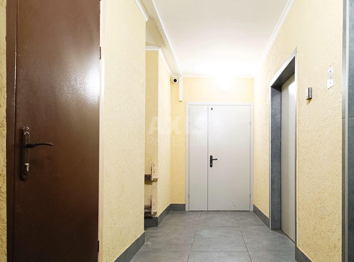 2k apartment vul. Berezhans'ka 105