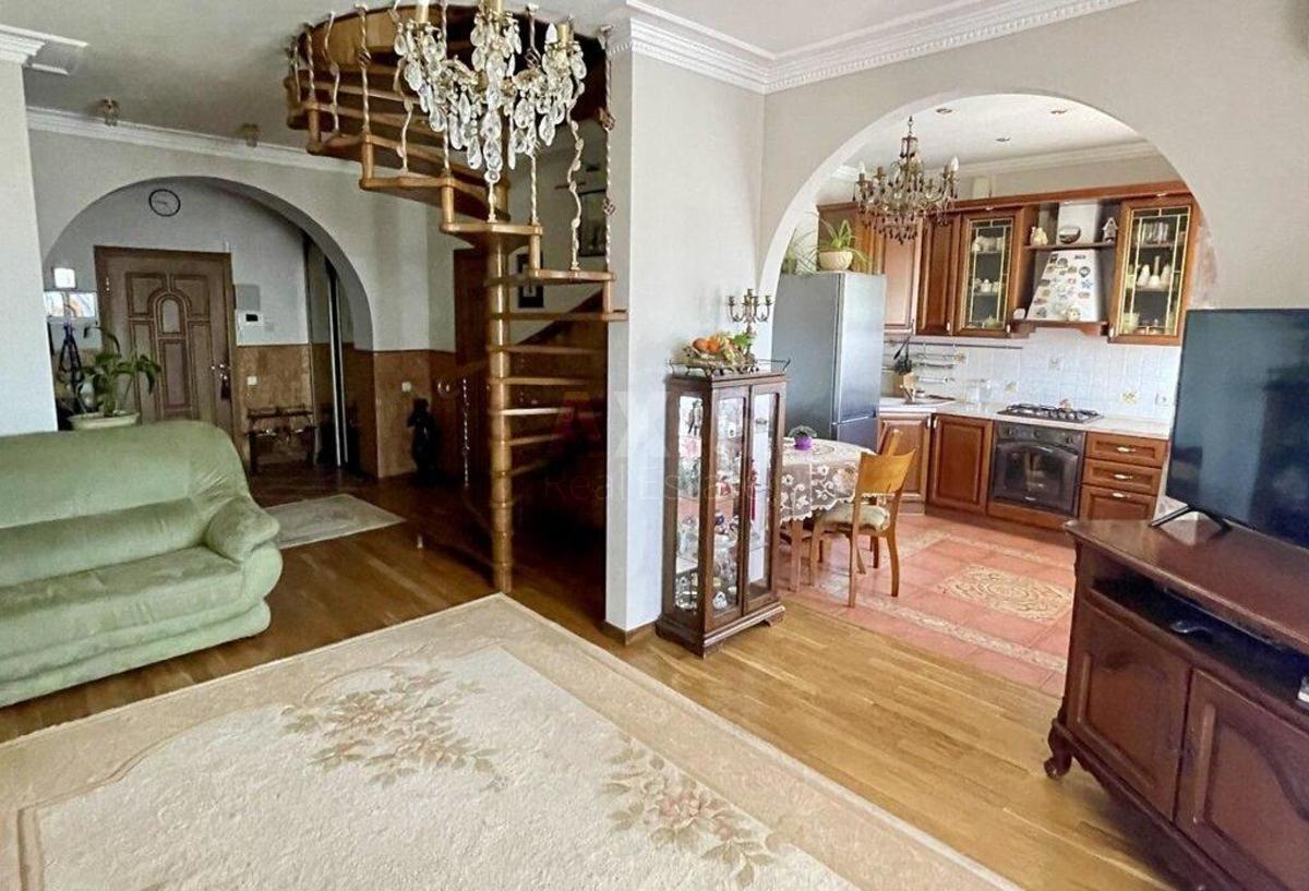 3k apartment vul. Vozdvyzhens'ka 22