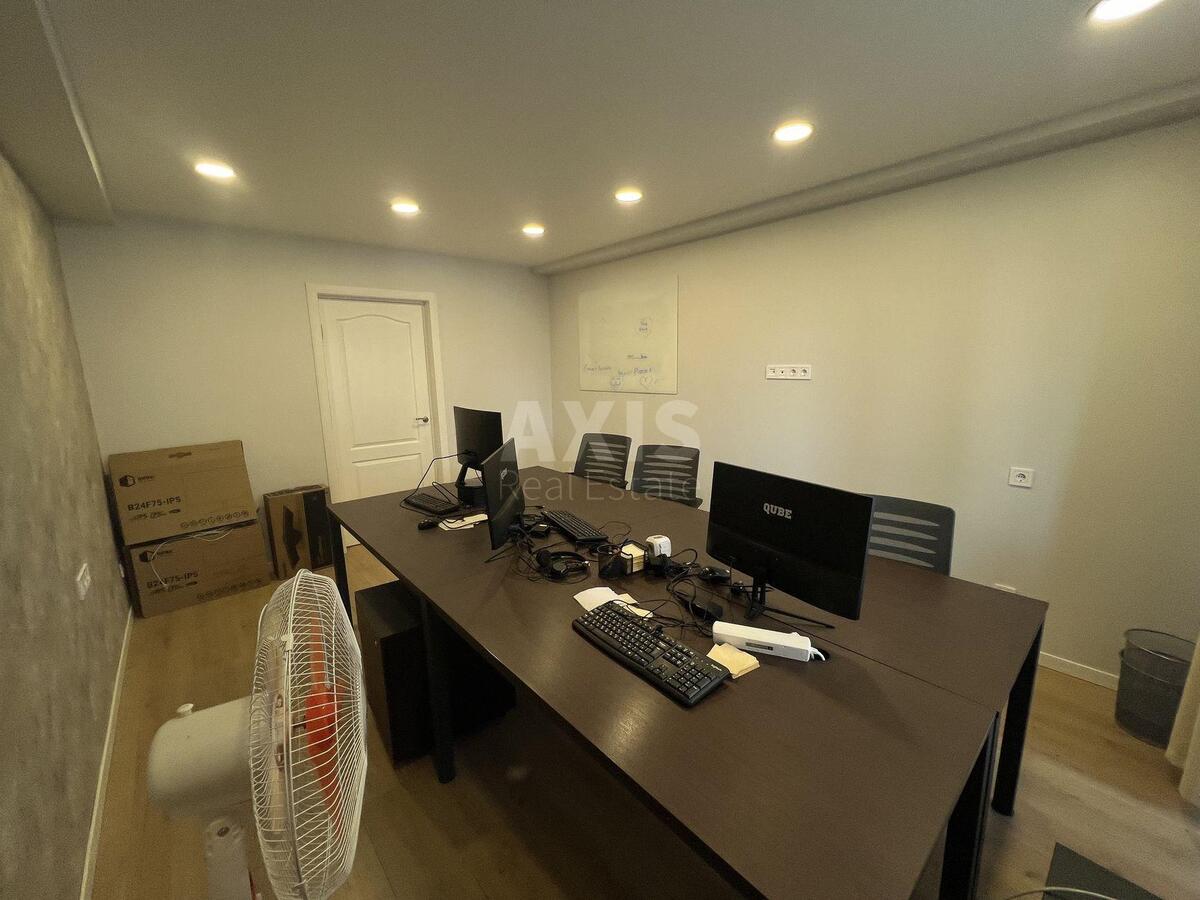 Office bul. Lesi Ukrai'nky 28, 96m22